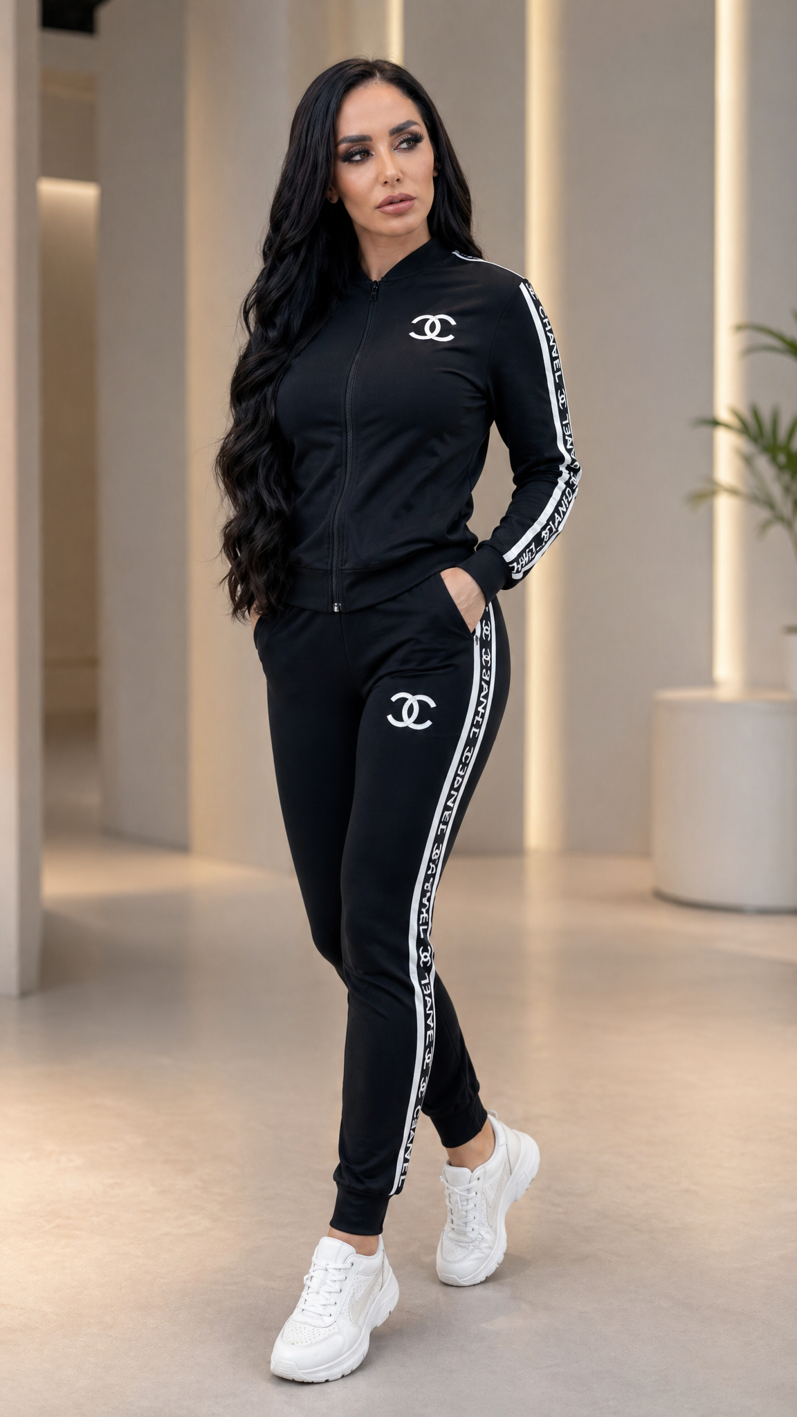 דוגמנית מציגה חליפת ספורט Chanel AAA שורטס והודי 2026